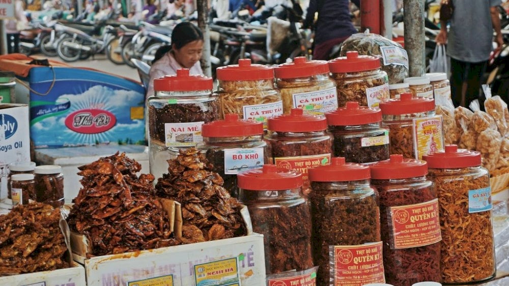 Các loại cá khô, mắm tại chợ Cồn có giá từ 100.000 đến 300.000 VND/kg